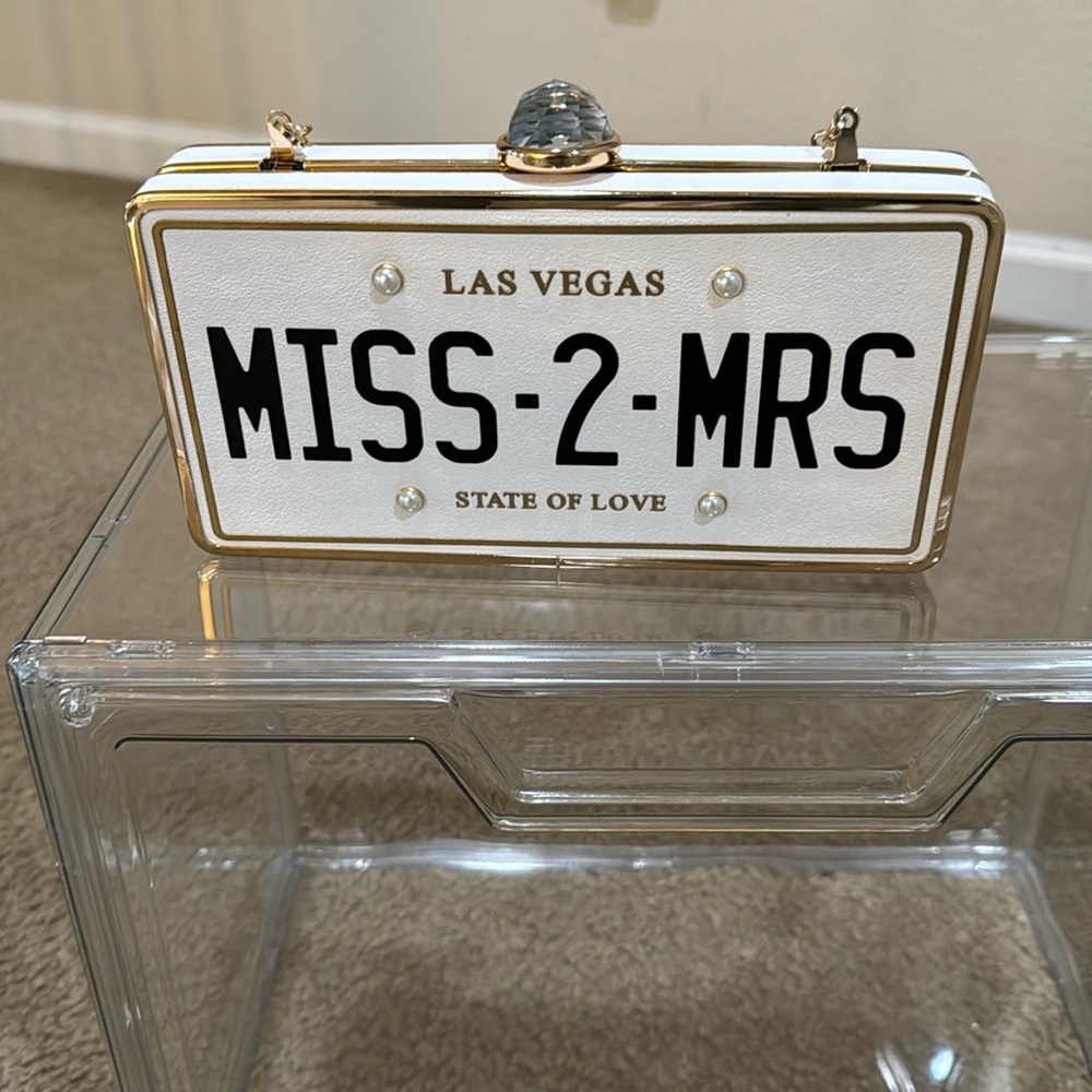 MISS 2 MRS WHITE/GOLD CLUTCH